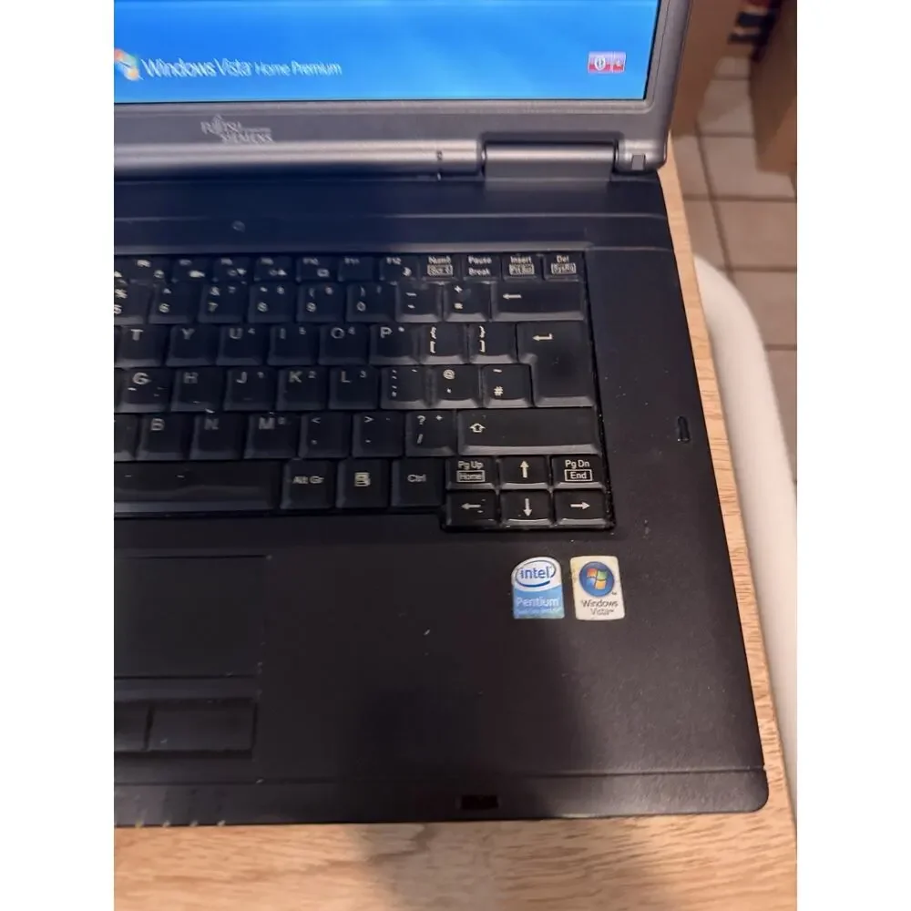 Fujitsu Siemens Esprimo Mobile V5535 Laptop T2370 Windows XP 2GB Needs Reset